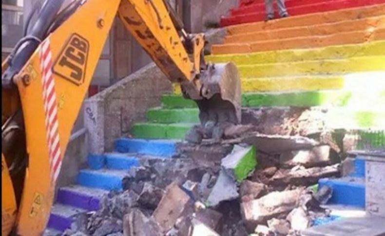Gezi'nin sembol merdivenleri yıkılıyor