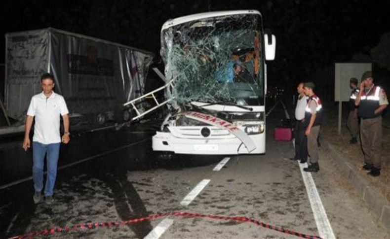 Yolcu otobüsü tıra çarptı: 33 yaralı