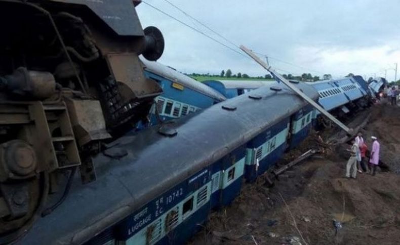 İki tren raydan çıktı: En az 27 ölü 40 yaralı