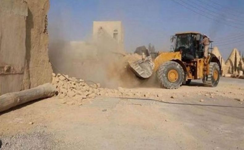 IŞİD bin 600 yıllık tarihi buldozerlerle yıktı