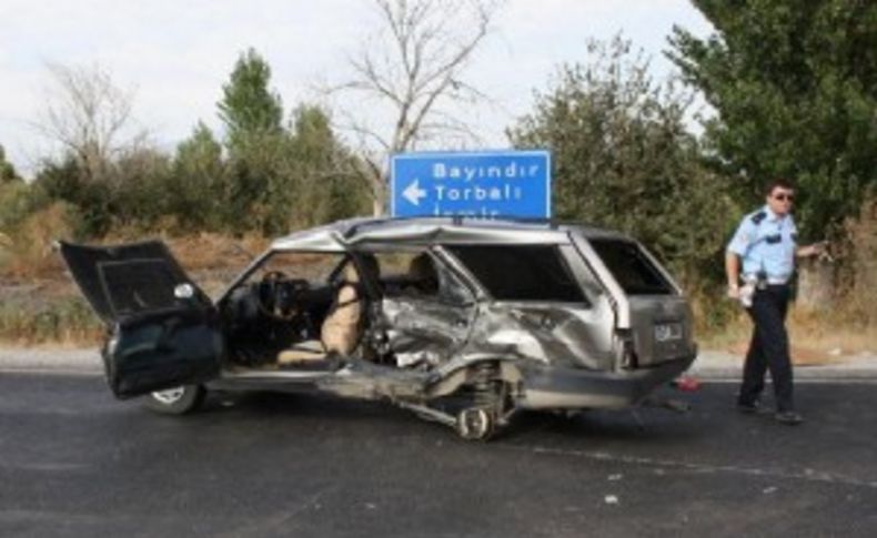 Minibüs otomobile çarptı: 1 ölü 2 yaralı