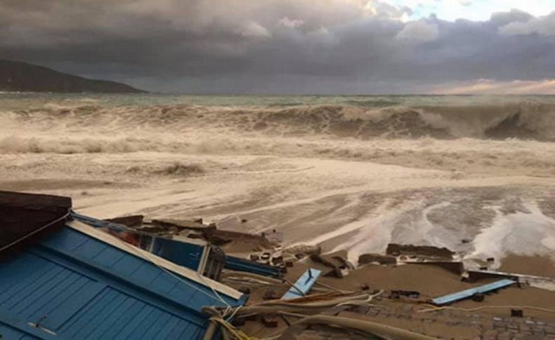 5 metrelik dalgalar sahili dövdü... Kulübeler yıkıldı