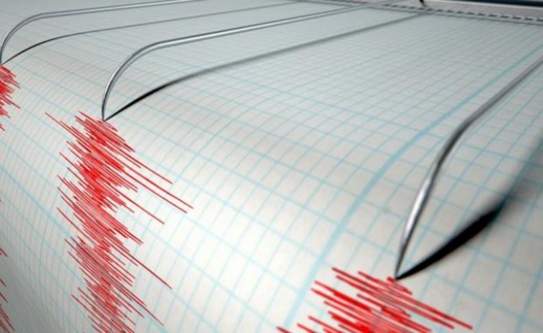 O ülke 5 dakika arayla 7.6'lık depremlerle sarsıldı