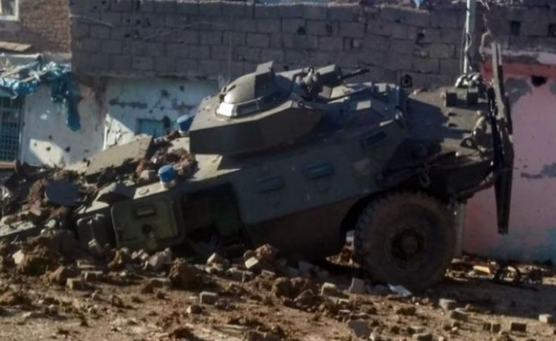 Diyarbakır'da polis aracına hain saldırı: 3 şehit