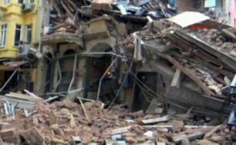 5 katlı iki bina çöktü; Felaketi onlar önledi