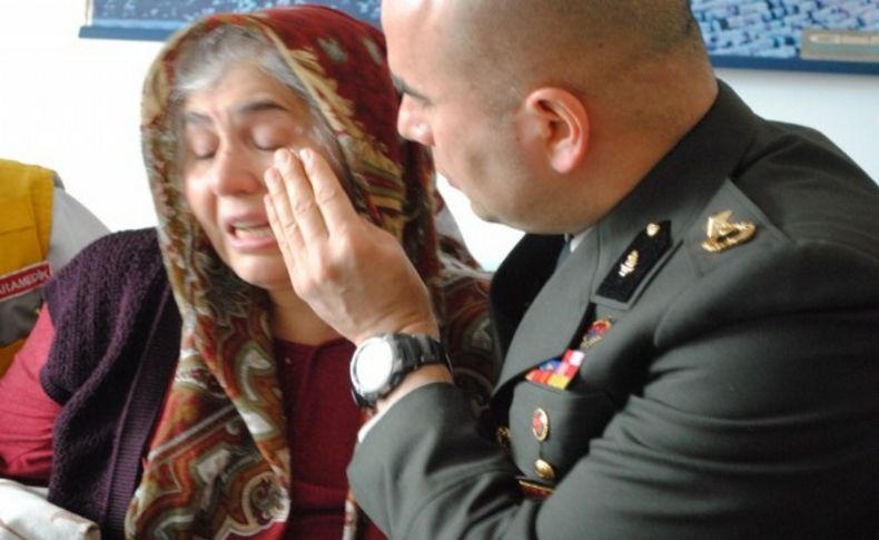 Şehit annesinin gözyaşlarını komutan sildi