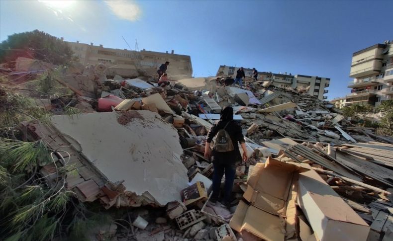 İzmir'deki 6,6 büyüklüğündeki depremde bazı binalar yıkıldı