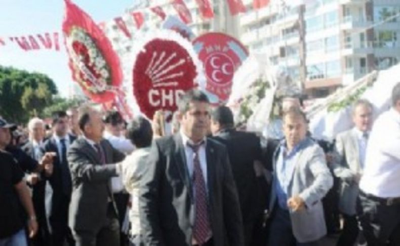 Polisten CHP ve MHP çelengine müdahale
