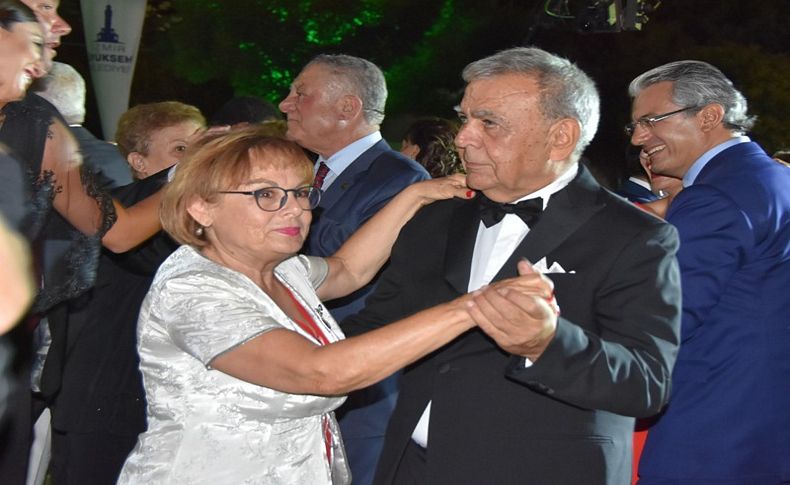 9 Eylül Resepsiyonu'nda Kocaoğlu çiftinden 'Kurtuluş' dansı
