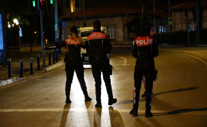 İzmir'de kısıtlamanın başlamasıyla sokaklar sessizliğe büründü