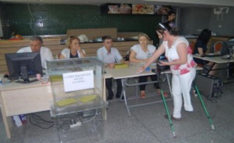 Adnan Menderes Havalimanı'nda oy verme başladı