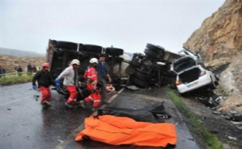 Katliam gibi trafik kazası: 13 ölü