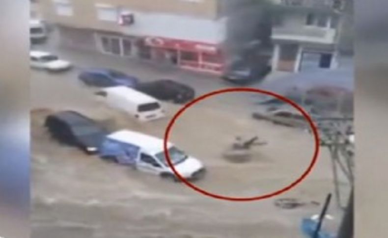 İzmir'de sel suları vatandaşları ve arabaları sürükledi!