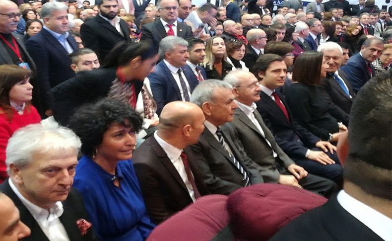 Parti rozetlerini Kılıçdaroğlu taktı