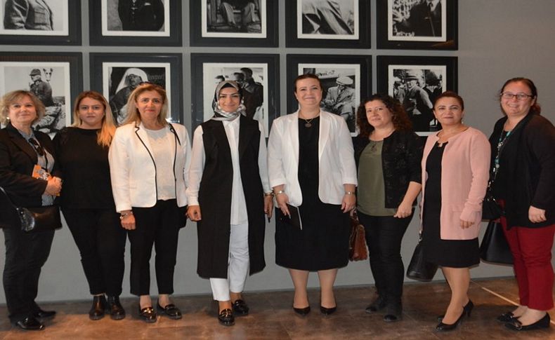 AK kadınlar Atatürk sergisini gezdi