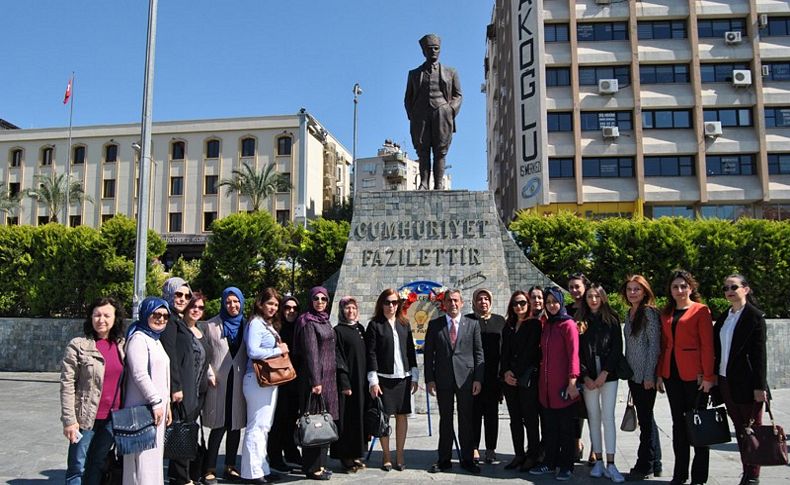 AK Parti Bornova'dan Atatürk Anıtı'na çelenk