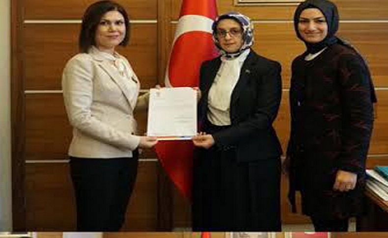 AK Parti Torbalı İlçe Kadın Kolları Başkanı istifa etti