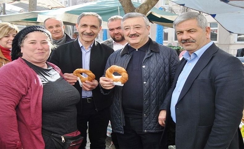 AK Partili Nasır Ödemiş pazarını gezdi