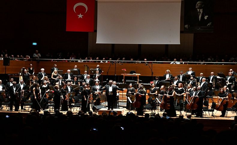 Alkışlar 'Sensin Atatürk' için