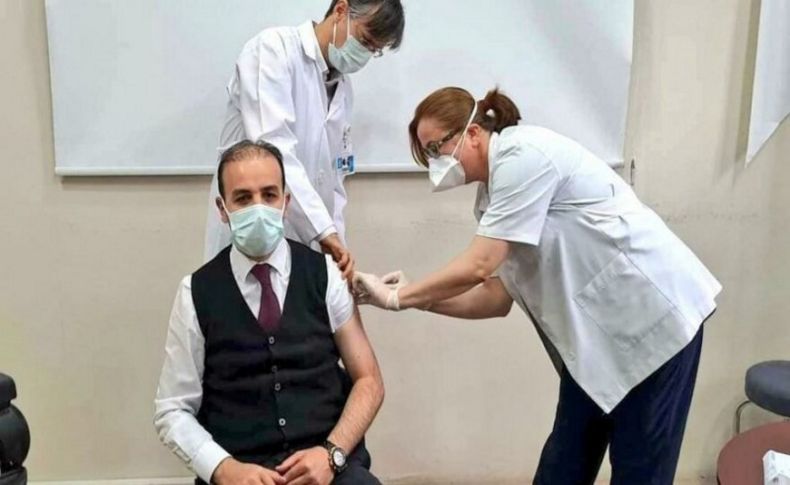 Aşı yaptıran AK Partili vekile tepki: Sağlık çalışanı mısınız'