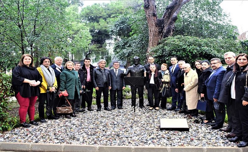 Avni Anıl heykeli Bornova'da açıldı