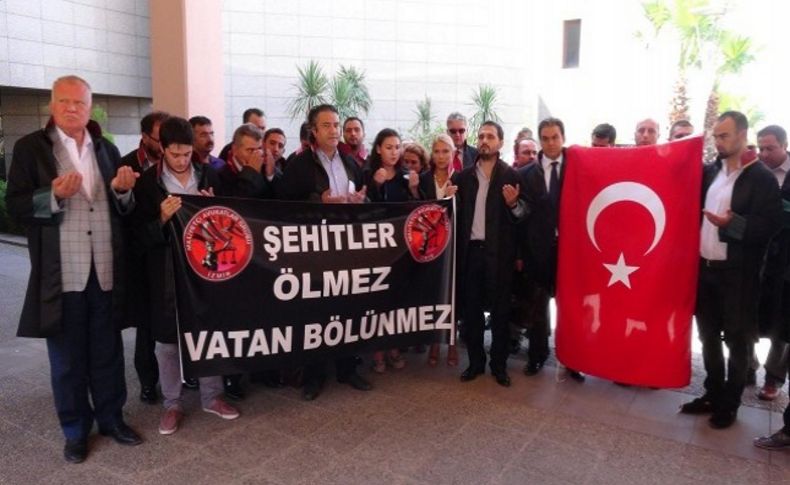 İzmir'de avukatlar şehitleri andı