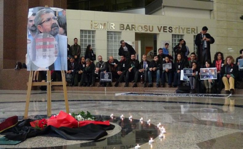 İzmir'de avukatlardan bir saatlik sessiz oturma eylemi
