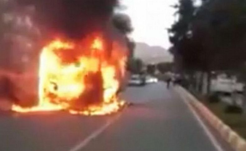 Aydın'da şehiriçi yolcu otobüsü seyir halinde alev aldı