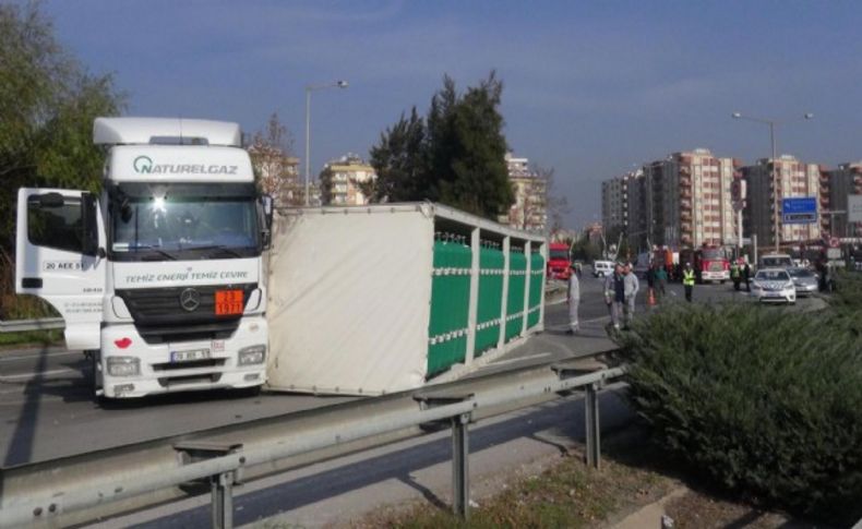 Oksijen taşıyan TIR devrildi Aydın İzmir otobanı kapandı