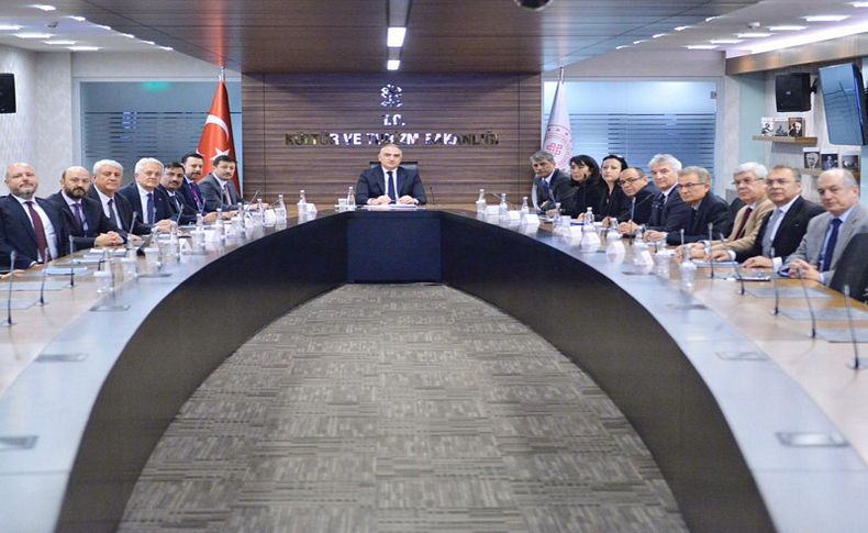 Bakan Ersoy, İzmir Başkanlar Kurulu ile Çeşme için görüştü
