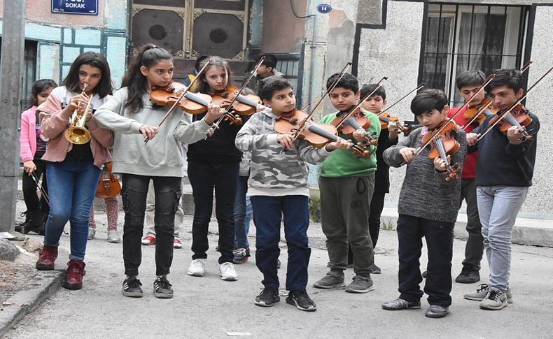 Barış Çocuk Orkestrası'nın performansı büyülüyor