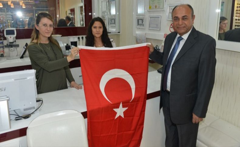 Başkan Arslan bayrak dağıttı