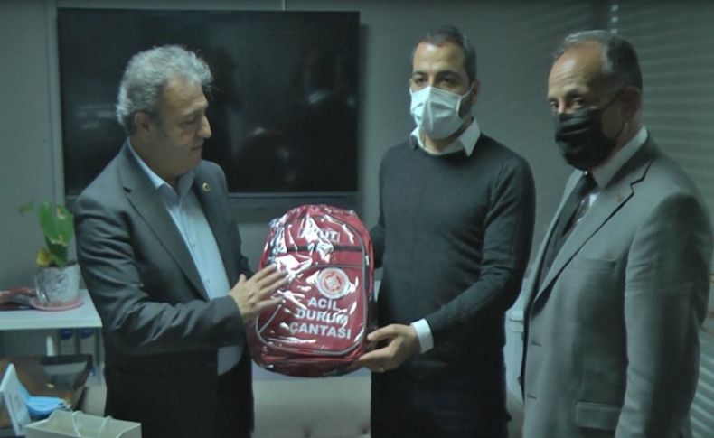 Başkan İduğ'dan TV35 ve Egepostası'na ziyaret! Deprem çantası hediye etti