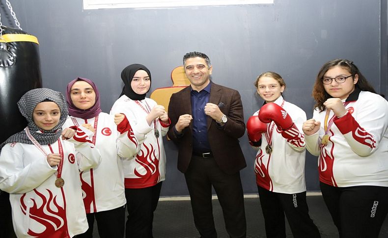 Başkan Kayalar kadın sporcularla buluştu
