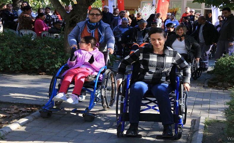Başkan Sengel tekerlekli sandalye ile Selçuk sokaklarında