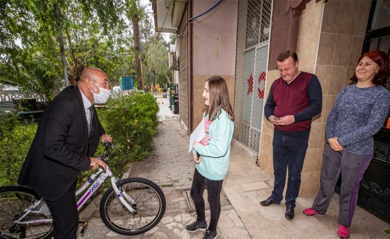 Başkan Soyer’den çocuklara sürpriz ziyaret