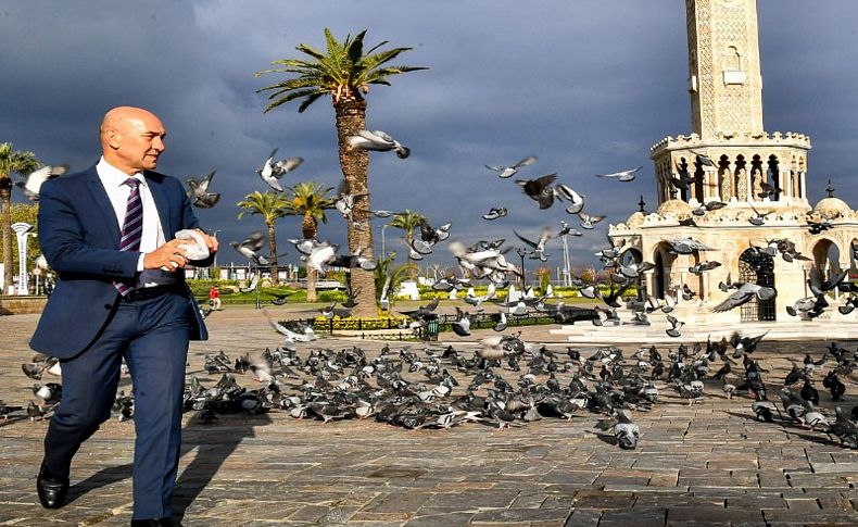 Başkan Soyer elleriyle güvercinleri besledi!