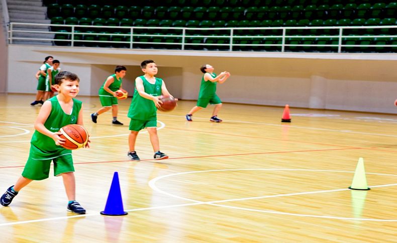 Bornova'da basketbolun yıldızları yetişiyor