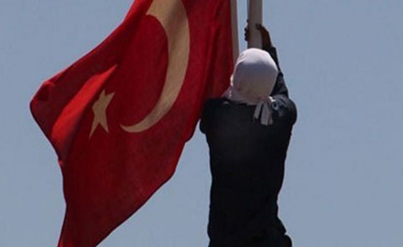 İzmir'de Türk bayrağını yarıya indirdiler