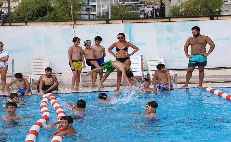 Bayraklı'da amatör sporcuların havuz keyfi