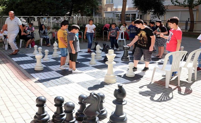 Bayraklı'da sokakta satranç