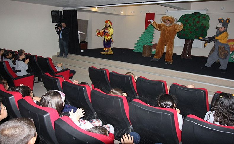Bayraklı'da tiyatro festivali