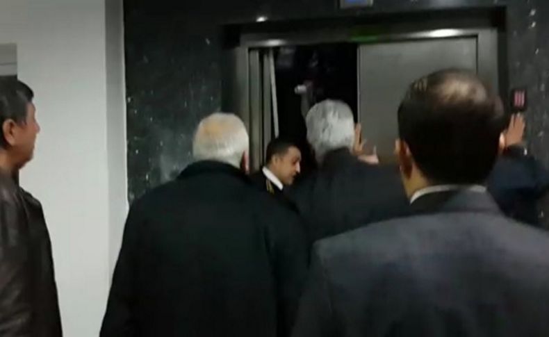 Belediye meclis üyeleri asansörde mahsur kaldı