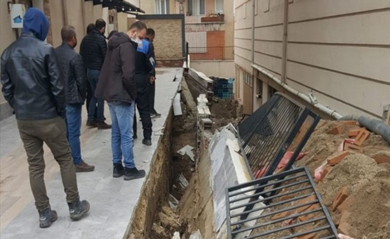 Bergama'da kazı sırasında apartmanın çevre duvarı yıkıldı