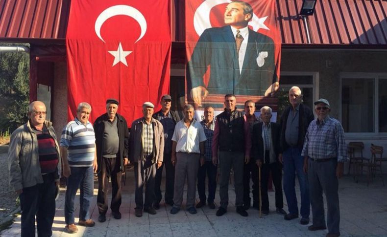 Bergama'da muhtarlıklara Türk bayrağı ve Atatürk posteri
