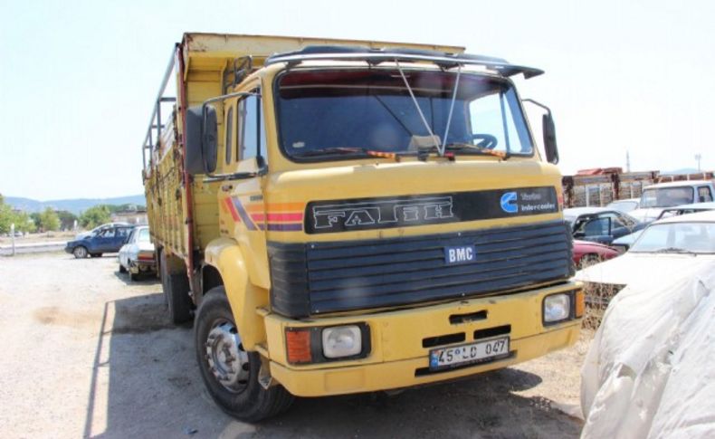 Bergama'da kamyondan 95 Suriyeli kaçak çıktı