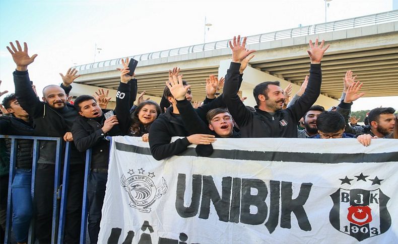 Beşiktaş'ı İzmir'de taraftarları karşıladı