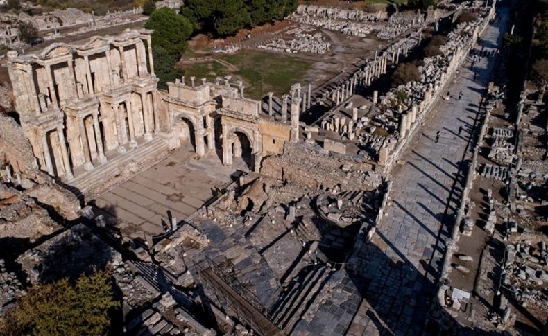 Antik Efes bir asırdır turist çekiyor