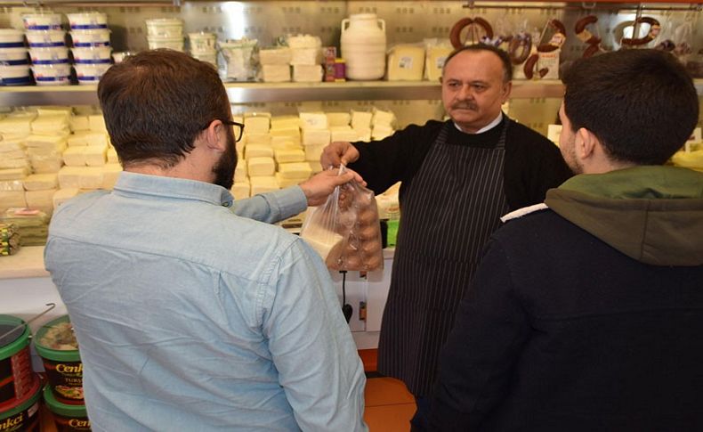 Balçova'da örnek şarküteri... Öğrencilere askıda peynir