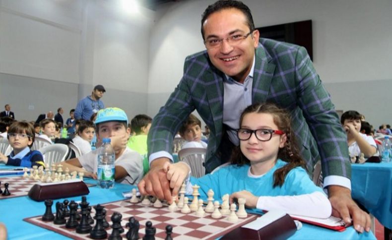 Bornova'da satranç turnuvası yoğun ilgi gördü